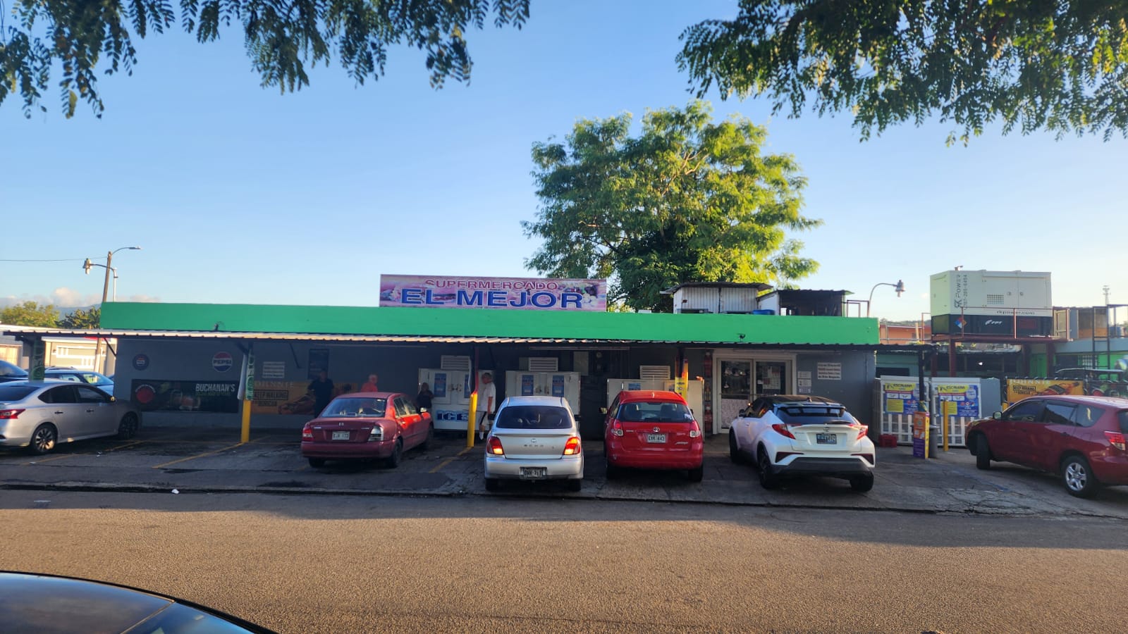 Mega Fresh Carolina — Exterior del supermercado
